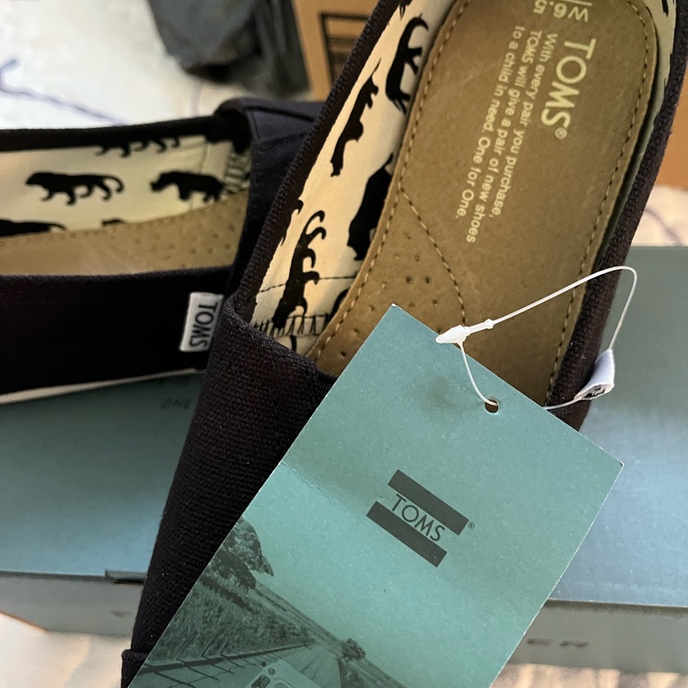 NWT black canvas TOMS espadrilles size 6.5